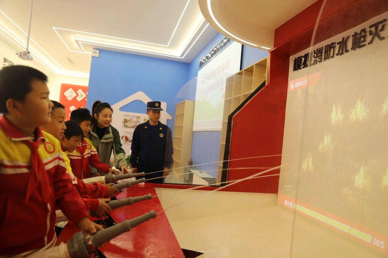 观摩贵州省青少年消防科普体验中心.jpg