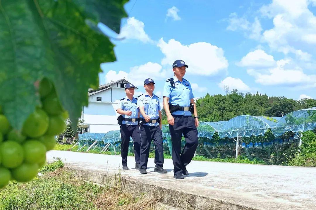 民警巡逻.jpg