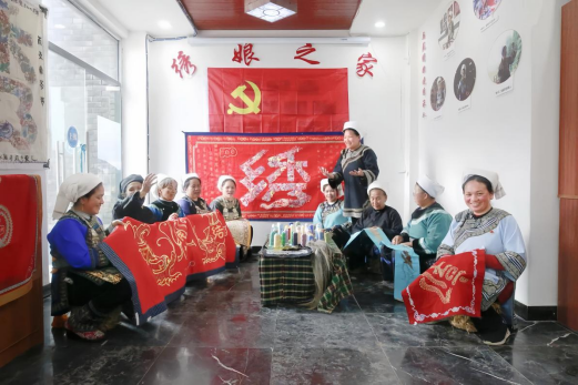 “法律明白人”韦应丽唱普法水歌.png