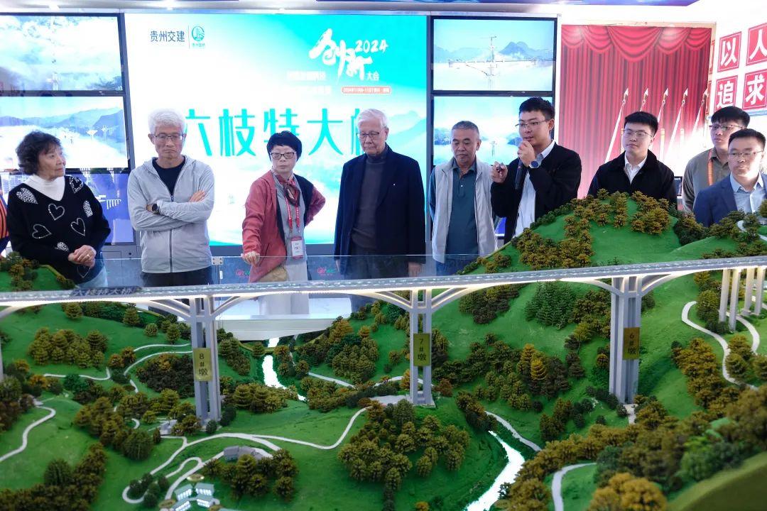 观摩现场.jpg 观摩现场.jpg