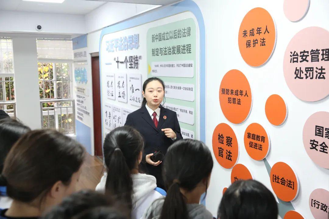 学生们参观法治文化长廊.jpg 学生们参观法治文化长廊.jpg