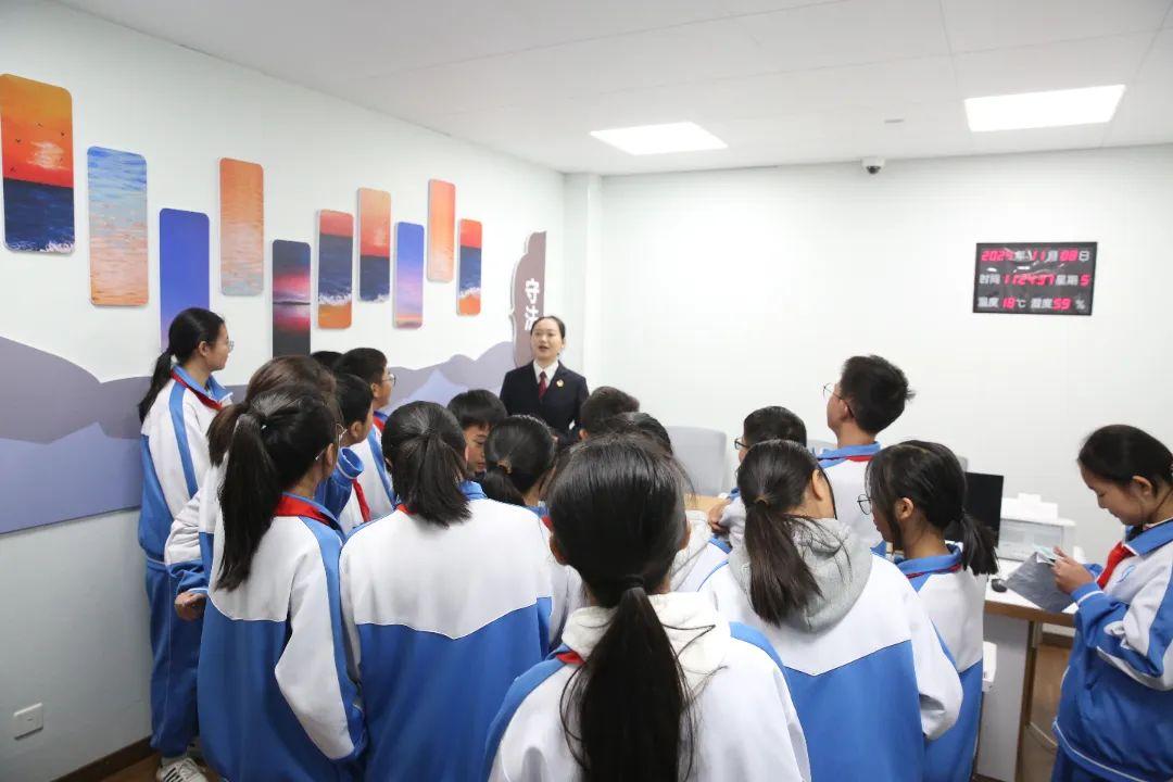 J检察官现场开展以案说法.jpg J检察官现场开展以案说法.jpg