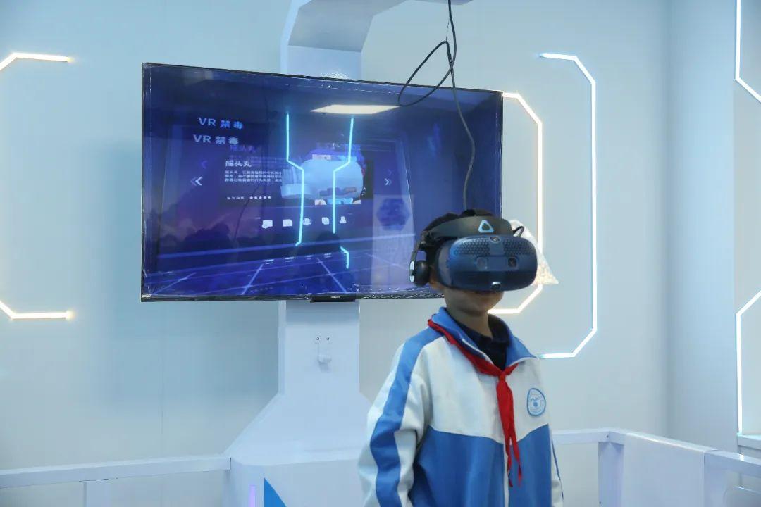 学生通过VR体验相关犯罪场景.jpg 学生通过VR体验相关犯罪场景.jpg