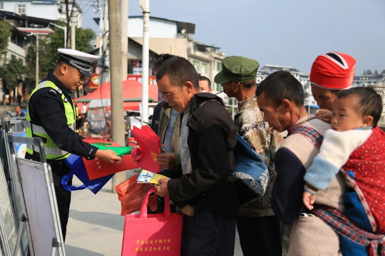 民警向群众发放宣传手册.jpg 民警向群众发放宣传手册.jpg