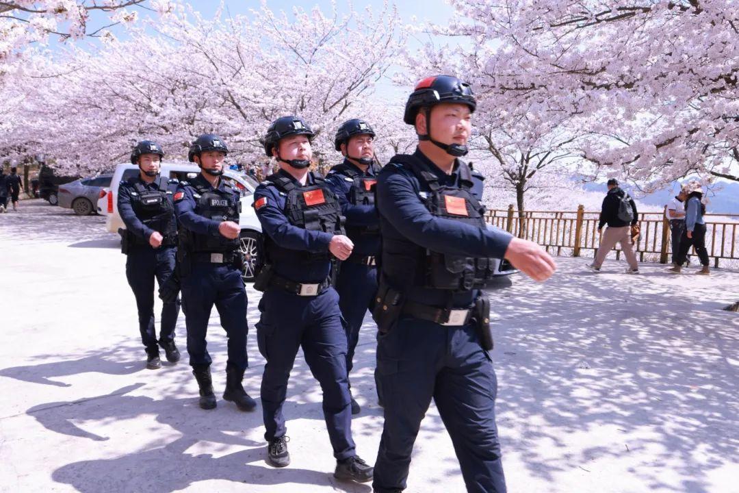 安顺公安创新“旅游警务” 警察蓝守护平安底色