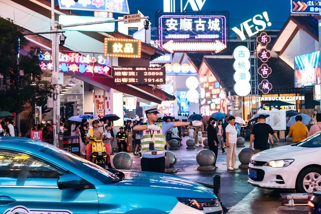 安顺交警：织就平安网 游客舒心游