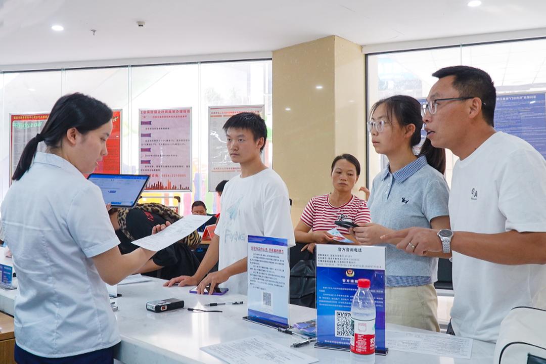 贵州福泉政务服务中心开通助学贷款“绿色通道” 暖心服务护航学子求学路