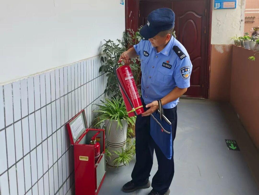民警检查消防器材.jpg 民警检查消防器材.jpg