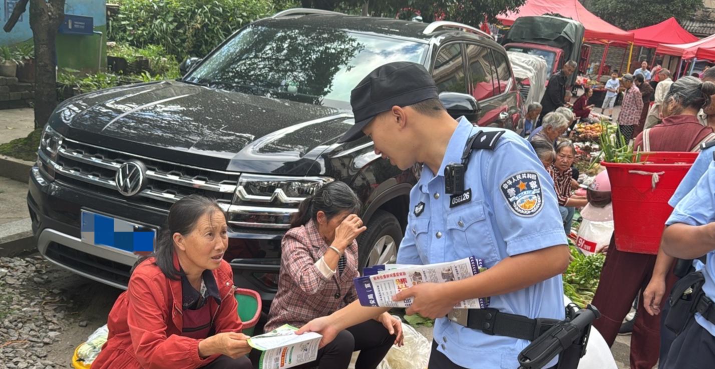 民警开展安全宣传.jpg 民警开展安全宣传.jpg