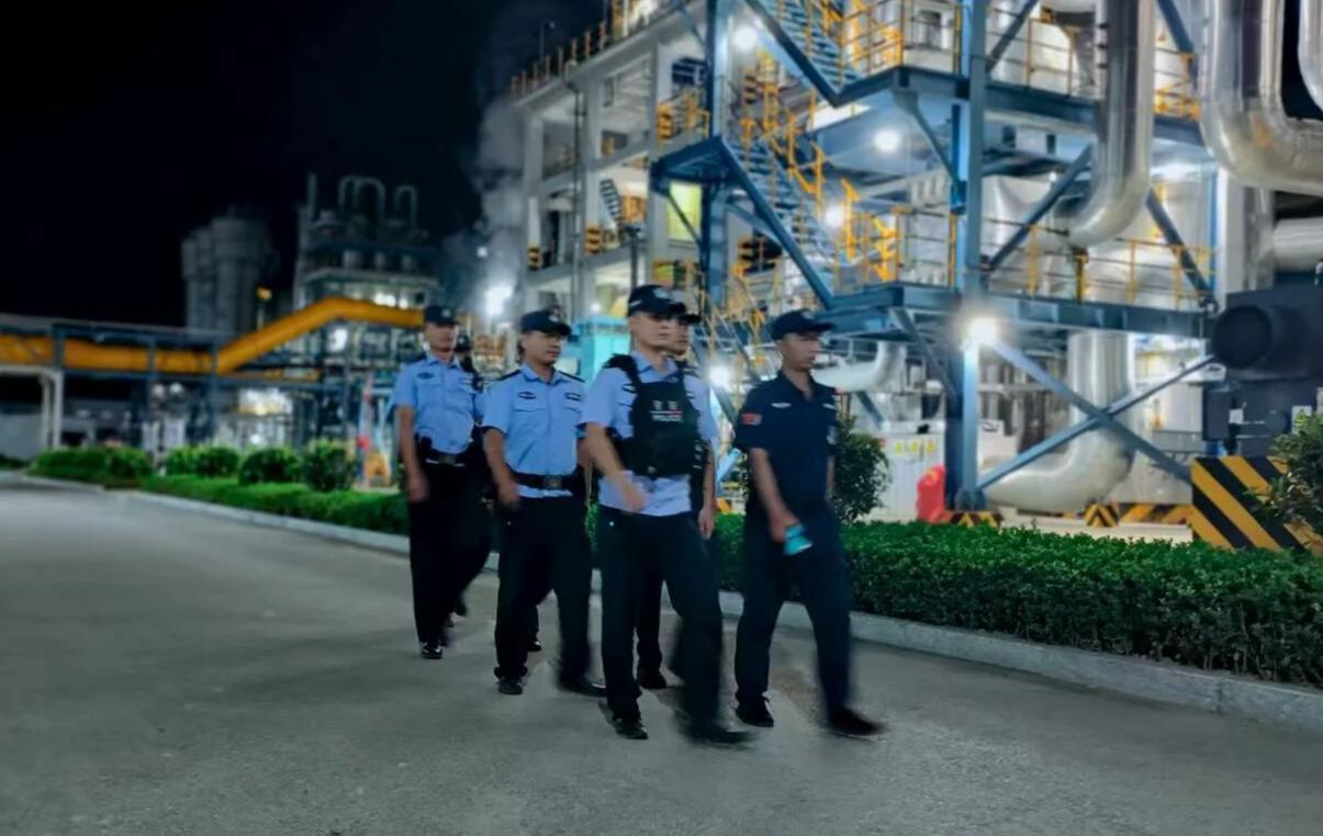 民警开展夜间巡逻.jpg 民警开展夜间巡逻.jpg