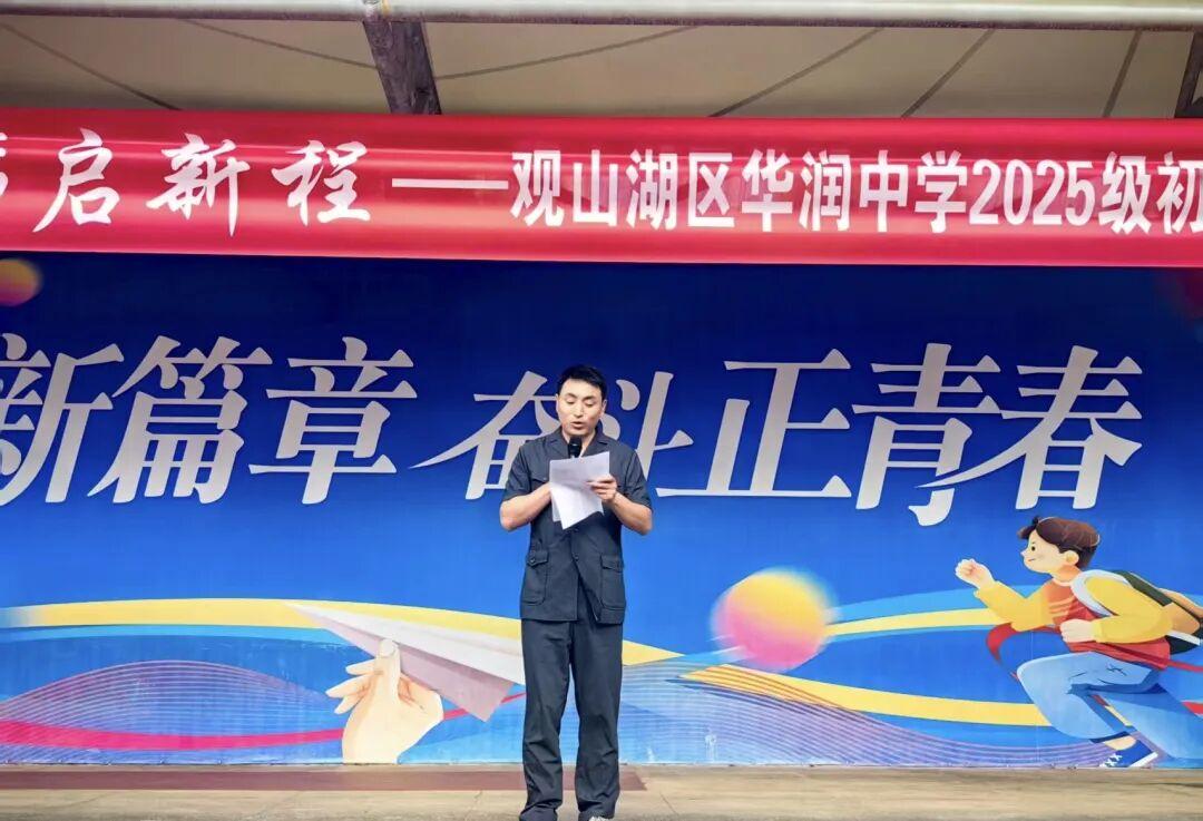 法官张勇进行宣讲.jpg