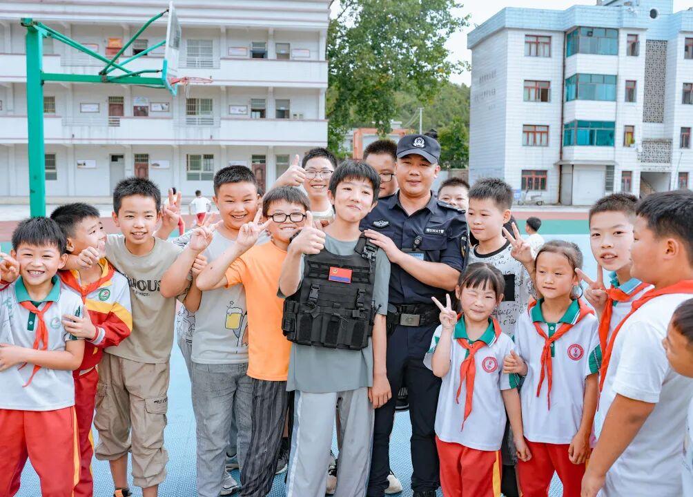 学生与民警合照.jpg