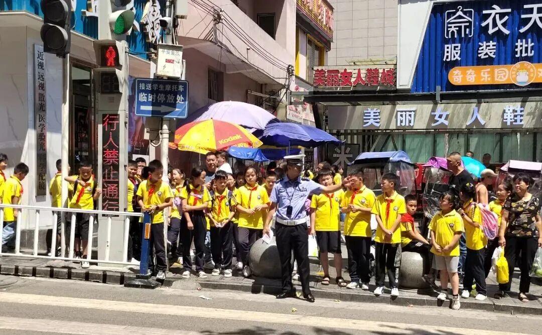 疏导车辆、护送学生现场.jpg
