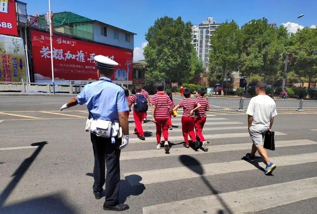 疏导车辆、护送学生.jpg