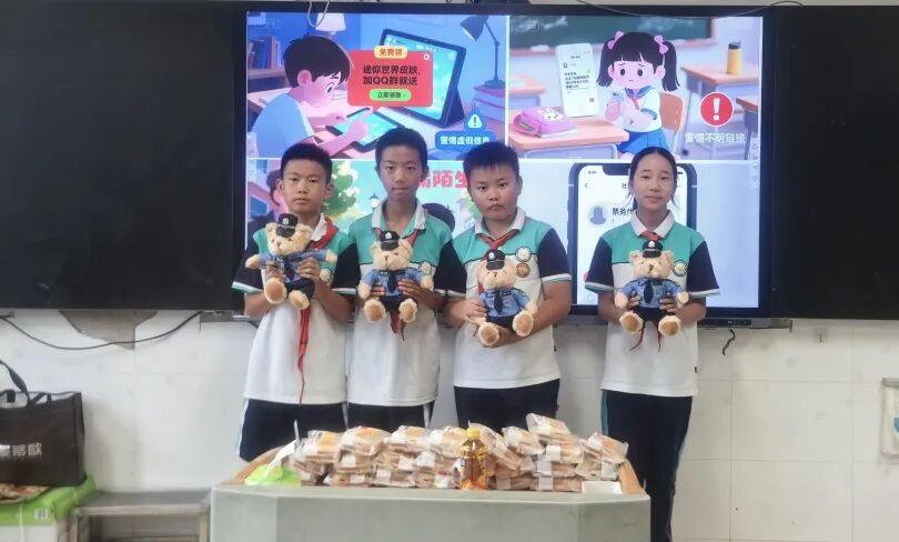 学生们领取普法纪念品.jpg