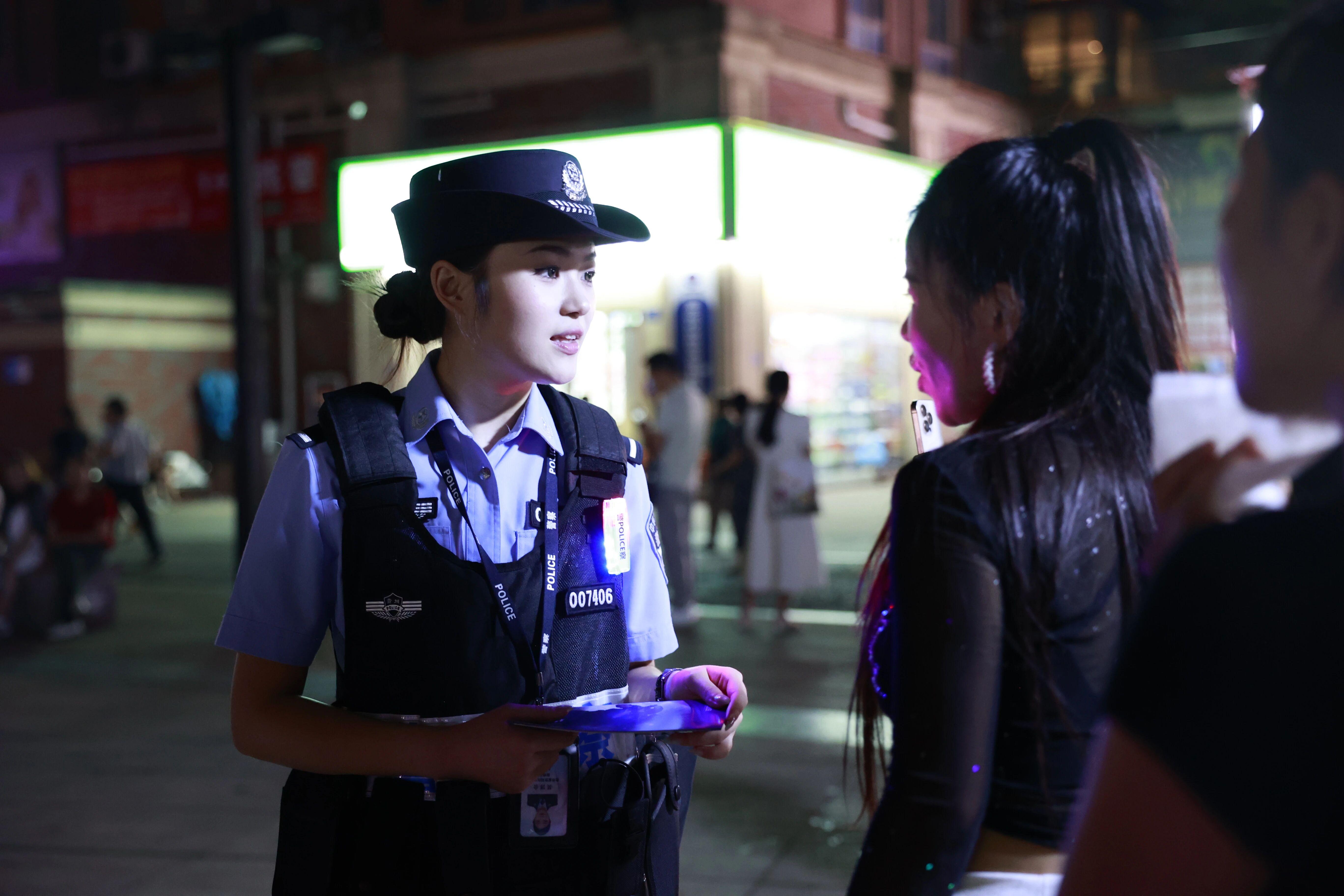 民警处理群众求助.jpg 民警处理群众求助.jpg