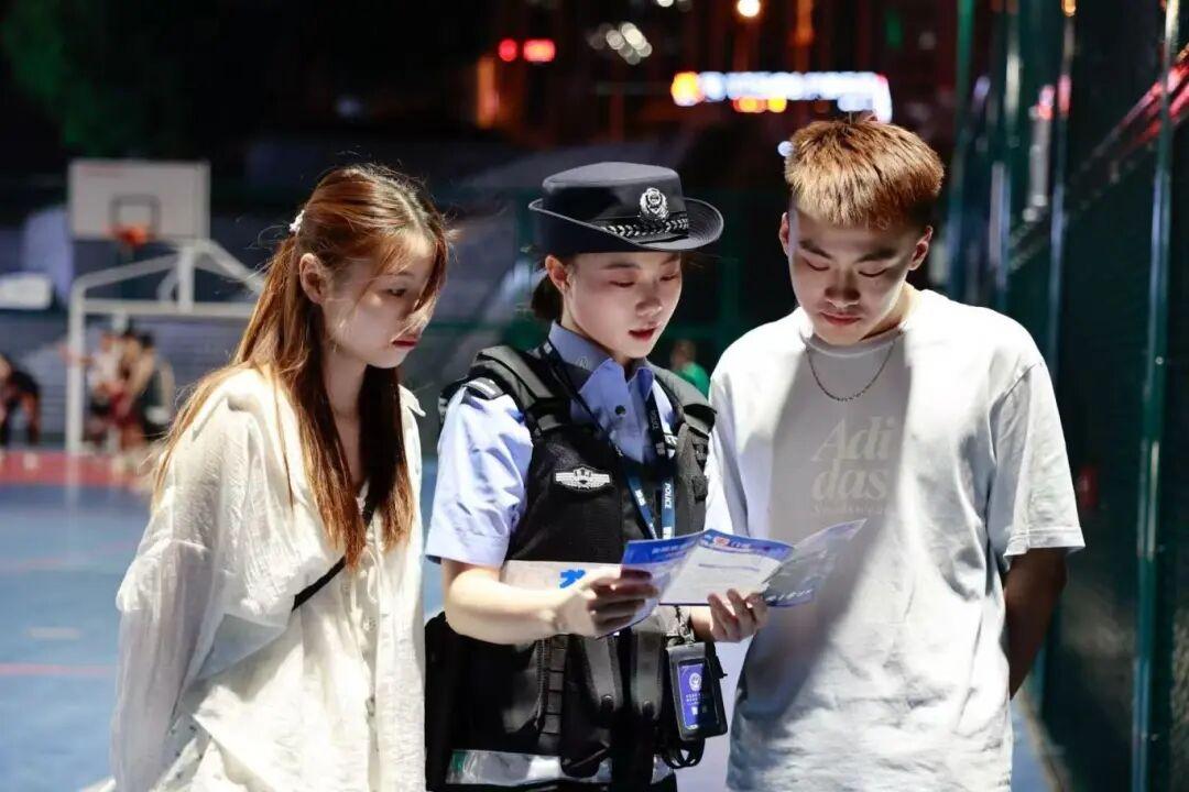 民警对群众做安全知识宣传.jpg 民警对群众做安全知识宣传.jpg