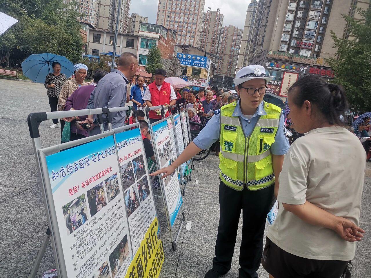 贵州独山多部门联合开展交通安全宣传 花灯说唱让安全知识“活”起来