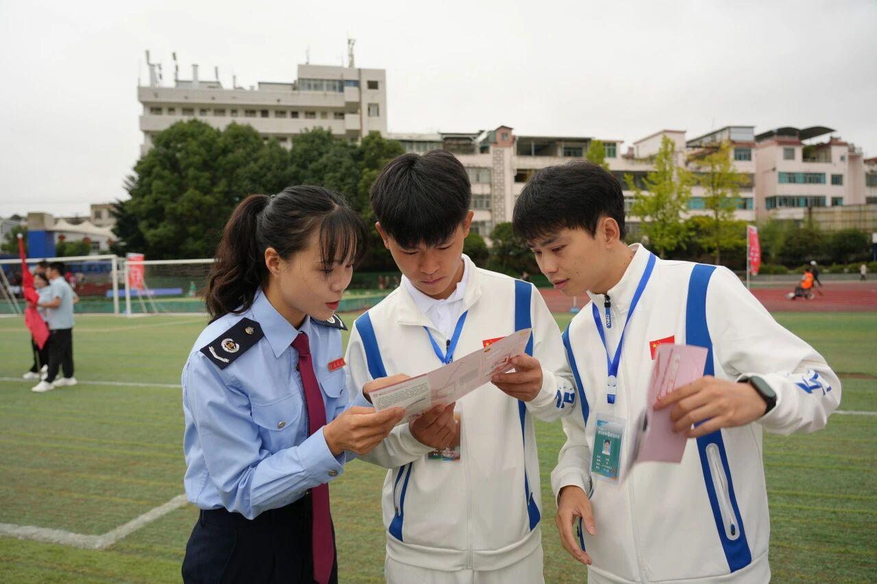 “税务蓝”添彩运动场 税宣春风暖人心