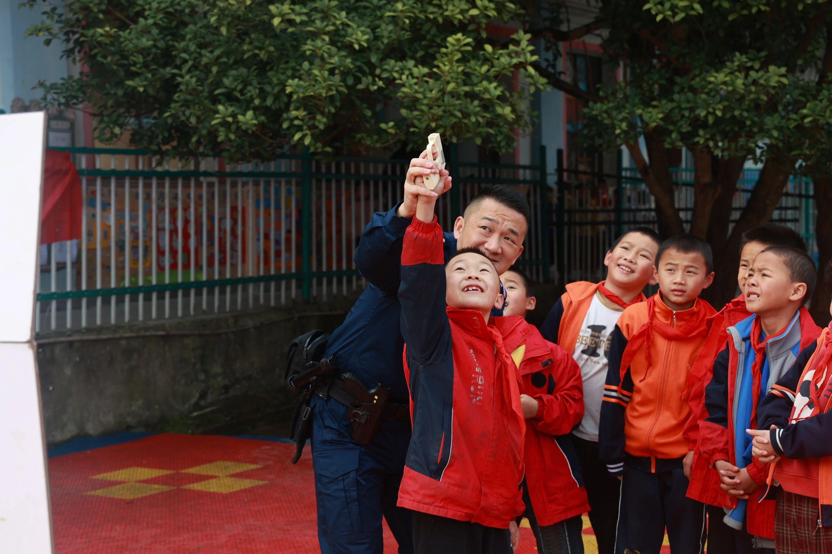 “法治热身”护航童心成长