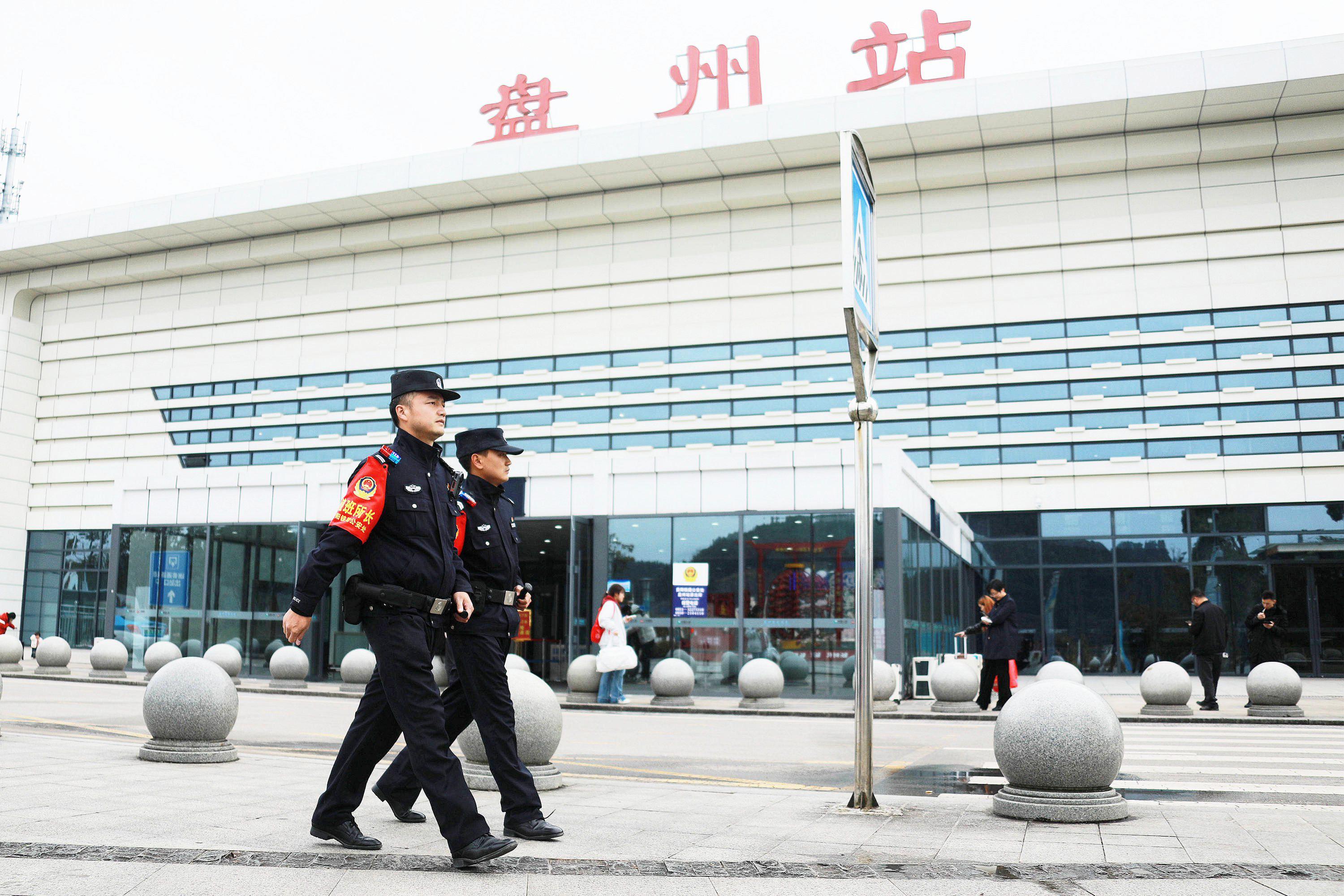 银轨穿云去 青山让路来