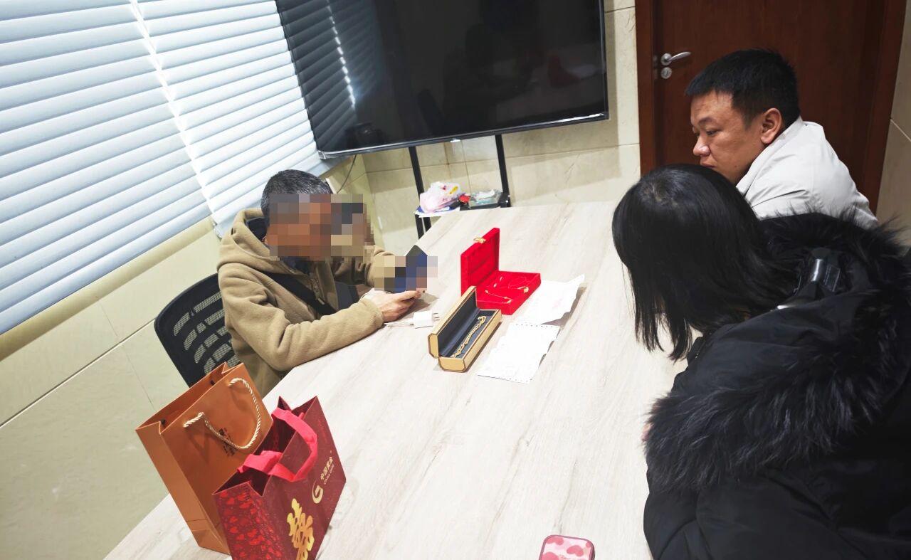 贵阳观山湖民警三小时苦劝 成功拦截“黄金诈骗”