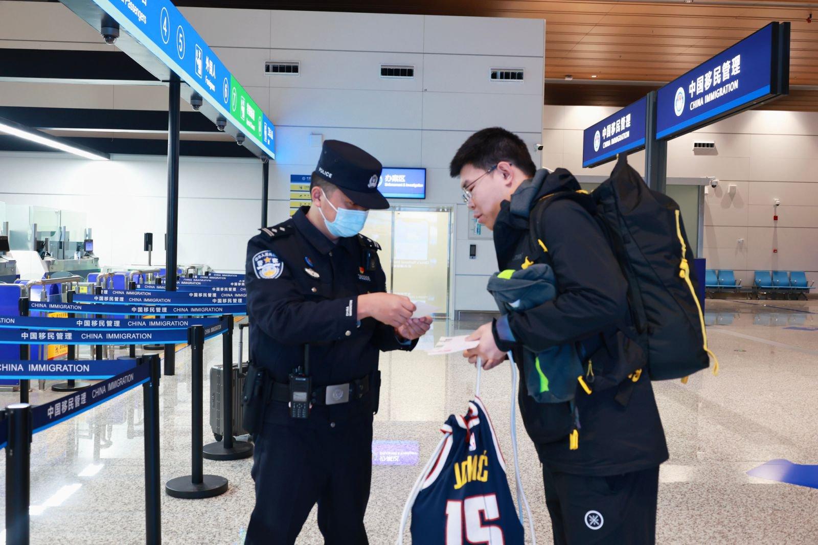 贵阳边检站高效保障贵阳至越南胡志明市直飞航线首航边防检查任务