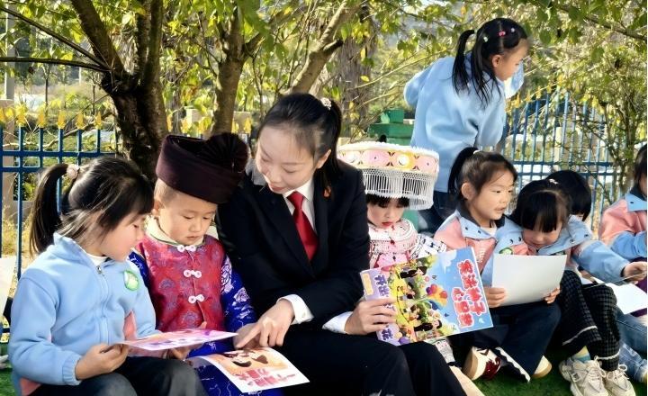 贵州惠水法院干警化身“宪法老师” 萌趣课堂播撒法治种子