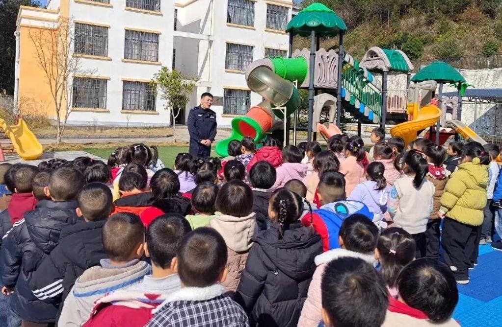 图1 民警普法现场.jpg