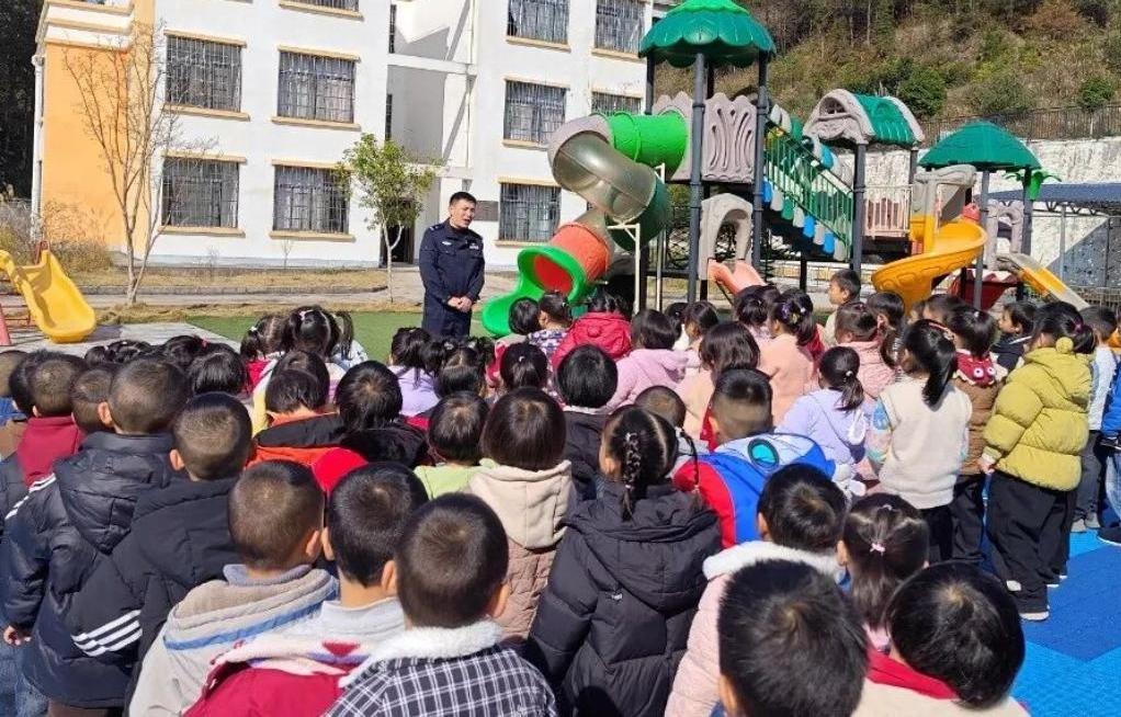 贵州荔波公安以法治课堂守护校园安全