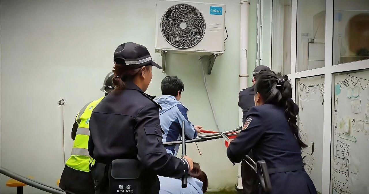 图2民警在校园开展安全演练.jpg
