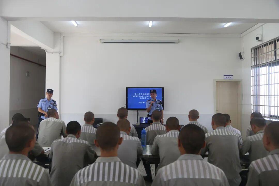 图2 监区民警为囚犯讲解现场.jpg