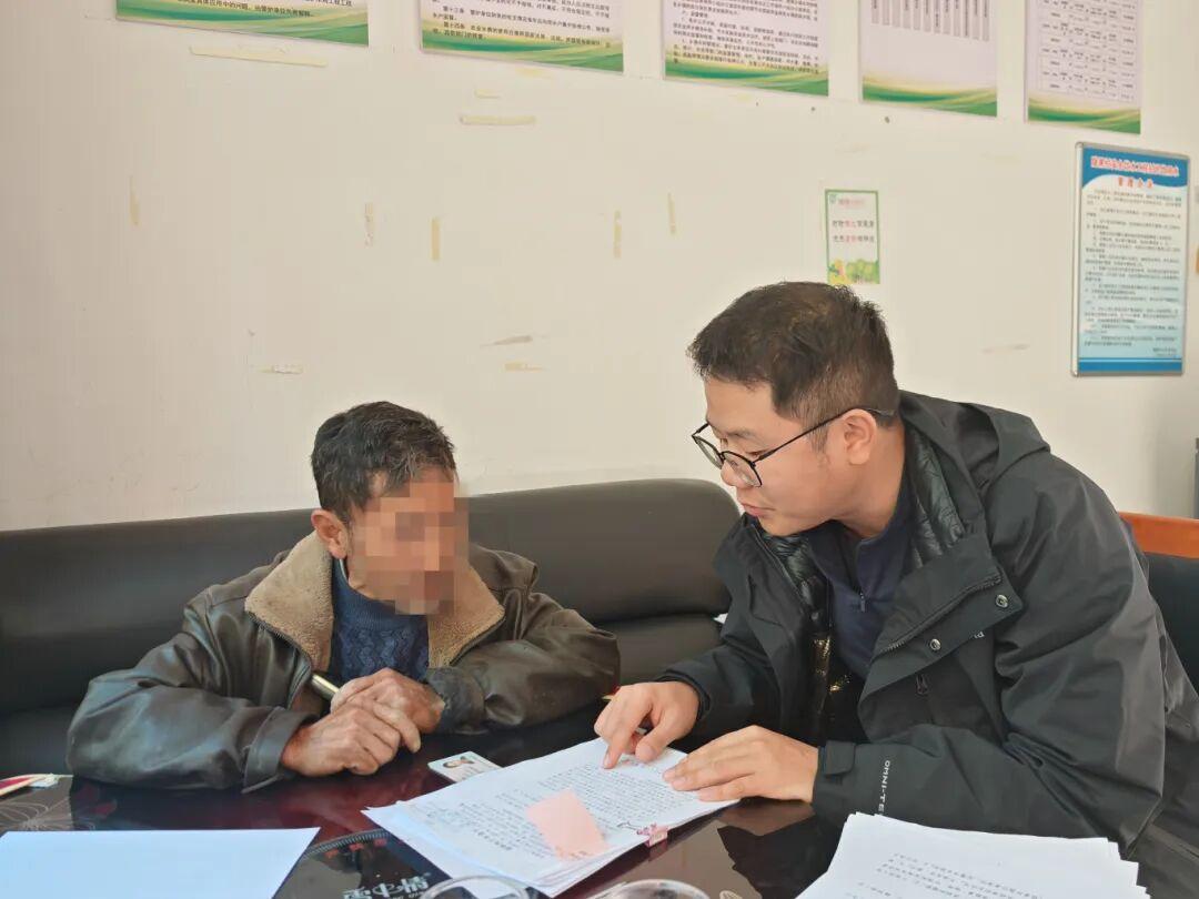 图1 法官与当事人沟通案件细节.jpg 图1 法官与当事人沟通案件细节.jpg