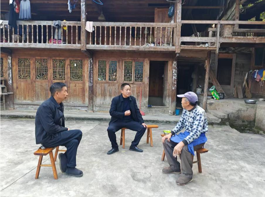 图1 鲜正军进行入户走访.jpg