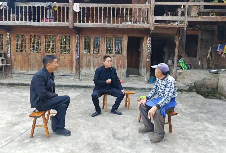 鲜正军：把法治服务做到群众心坎上