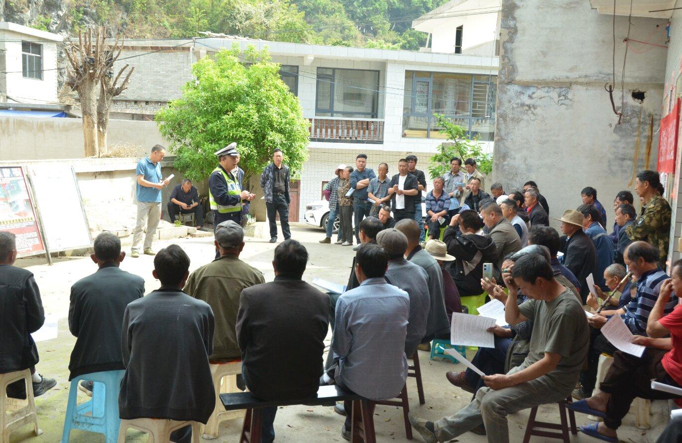 图1交警开展院坝会.jpg