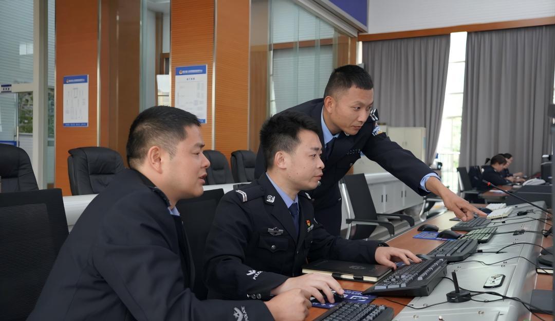 图1民警查看信息现场.jpg