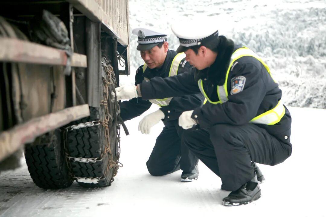 图2 梅花山交警保障服务过往车辆.jpg
