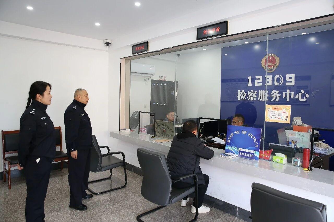 图2  司法警察维护12309检察服务中心的秩序和安全.jpg