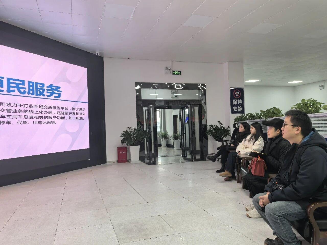 图1为新闻媒体记者在贵州110服务中心观看视频片.jpg
