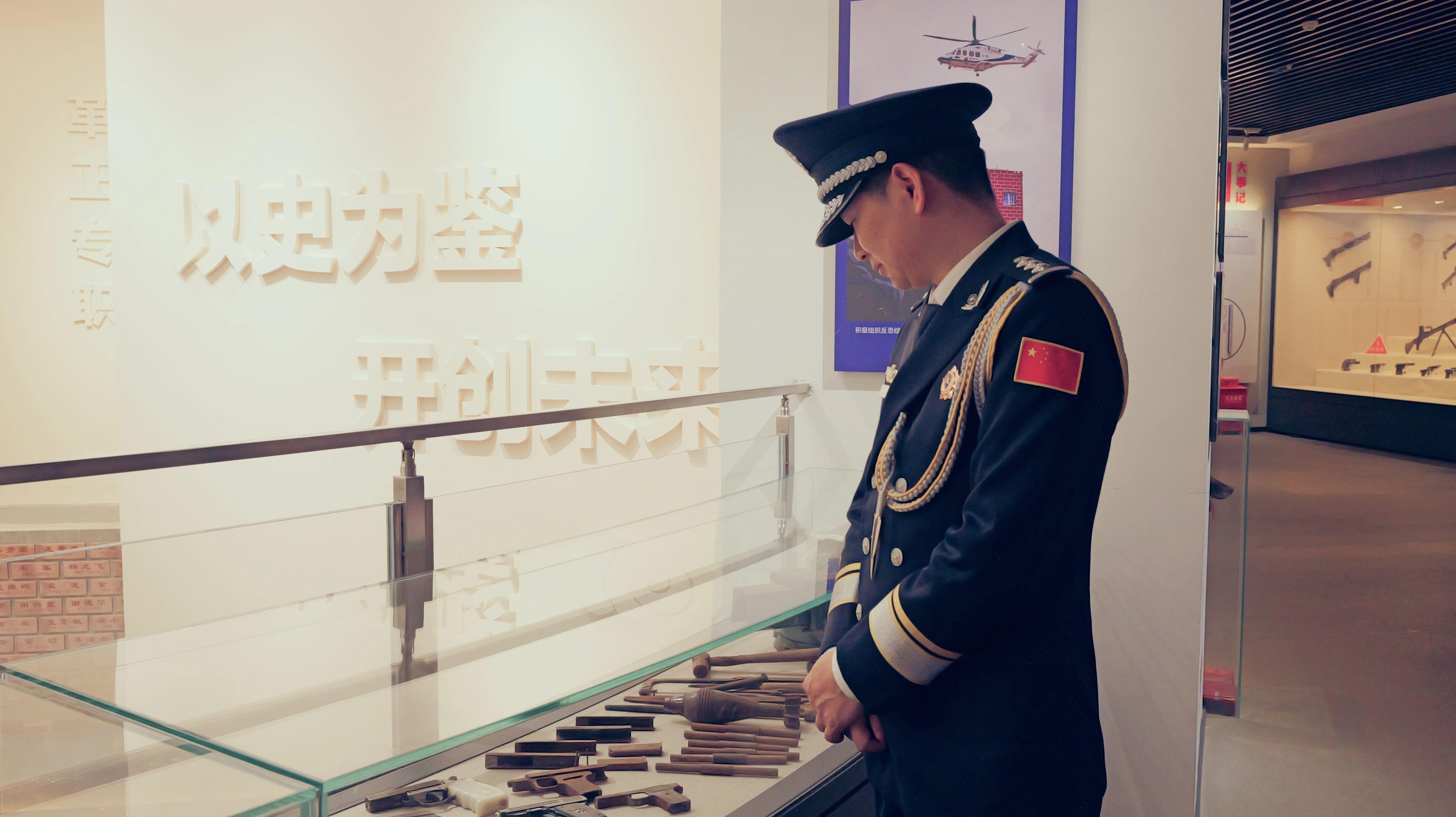 图3为优秀基层民警代表参观贵州警察博物馆.jpg