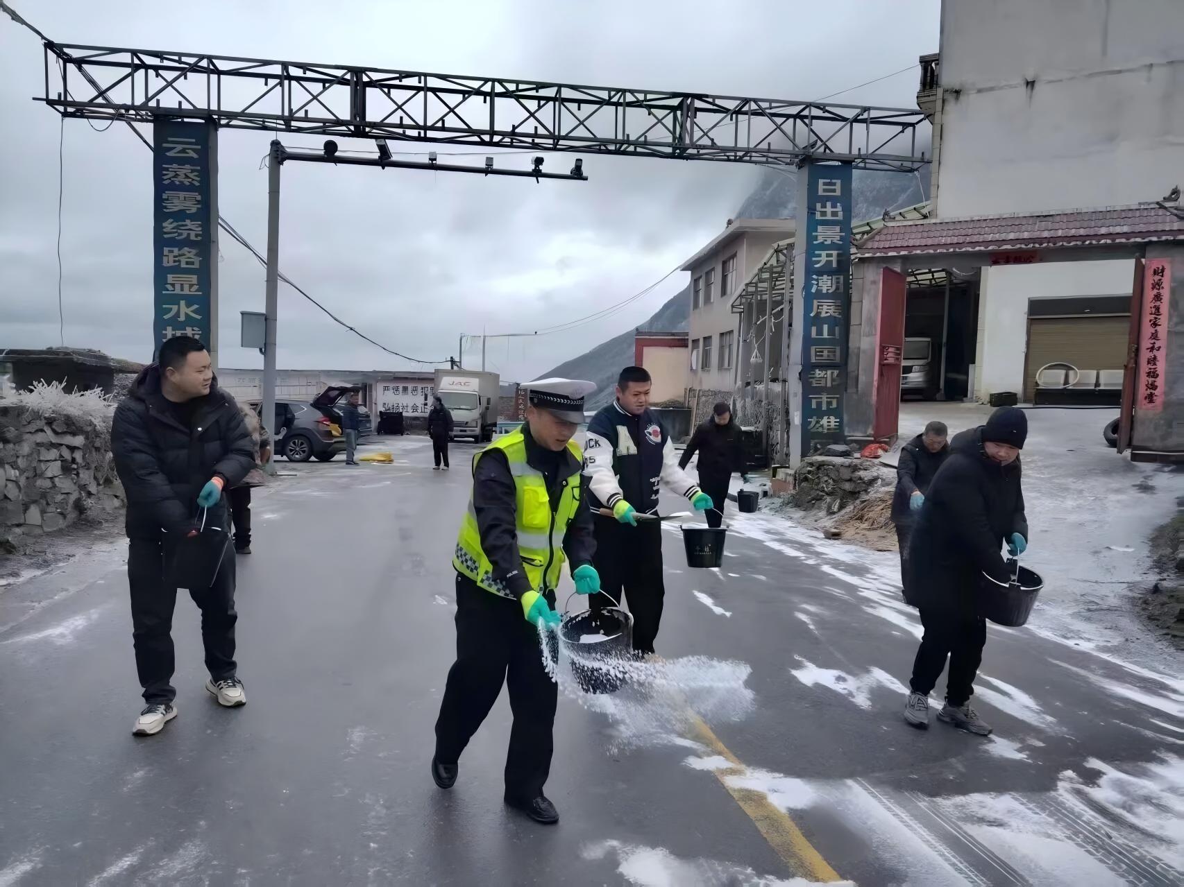 图2民警在路上撒盐除冰.jpg 图2民警在路上撒盐除冰.jpg