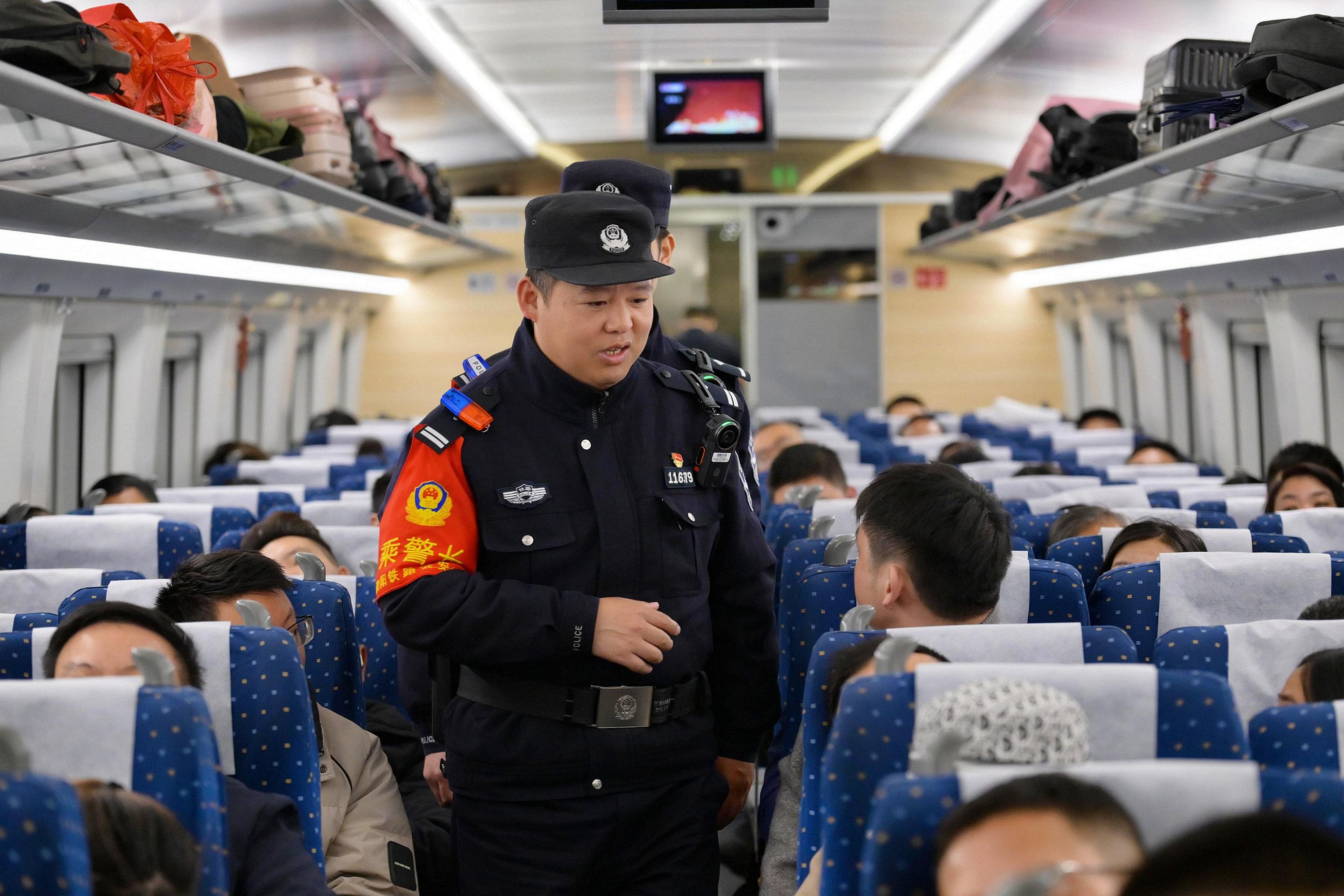 图2 民警巡视列车确保平安.jpg