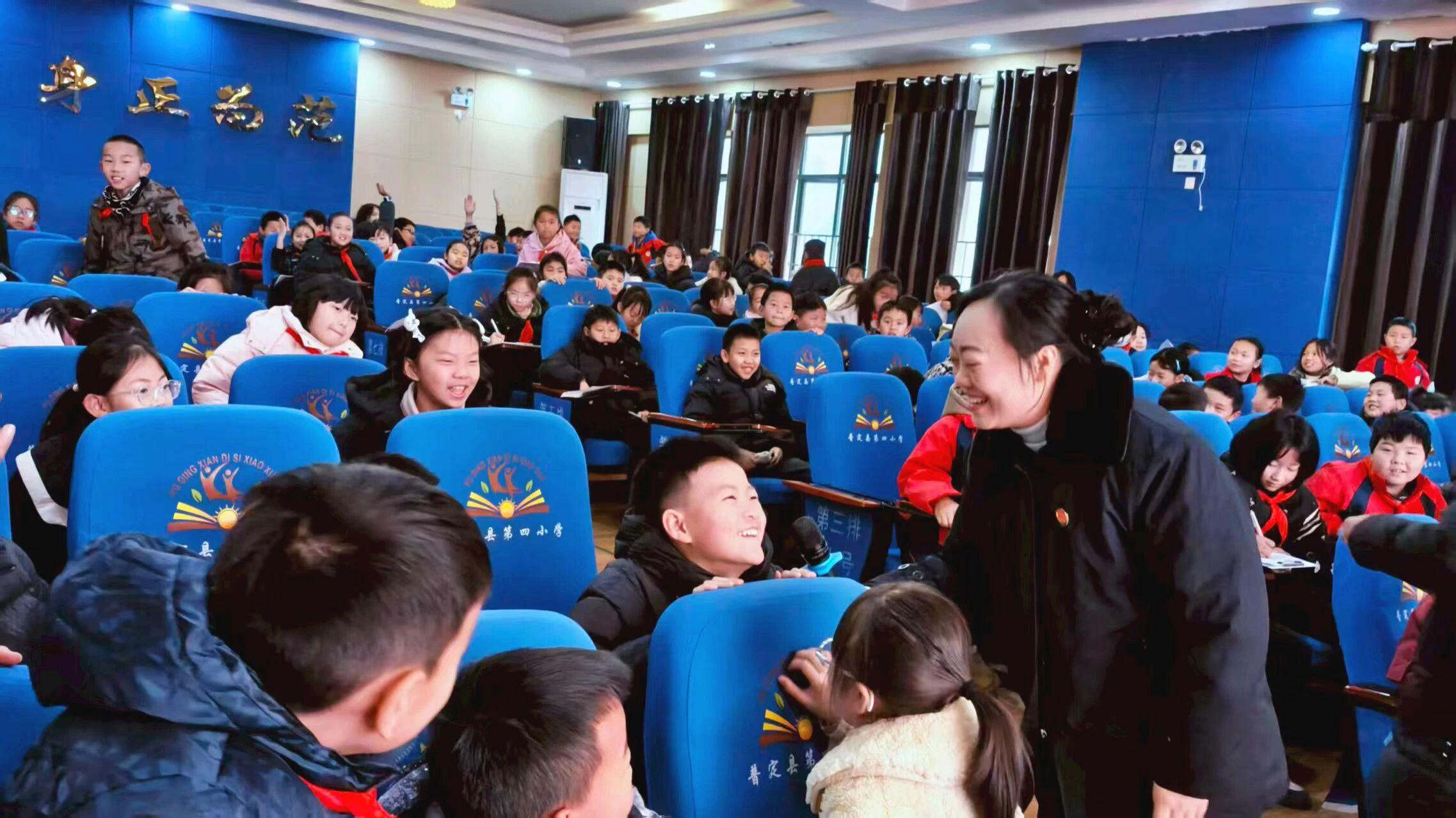 图2  学生积极参与互动问答环节.jpg