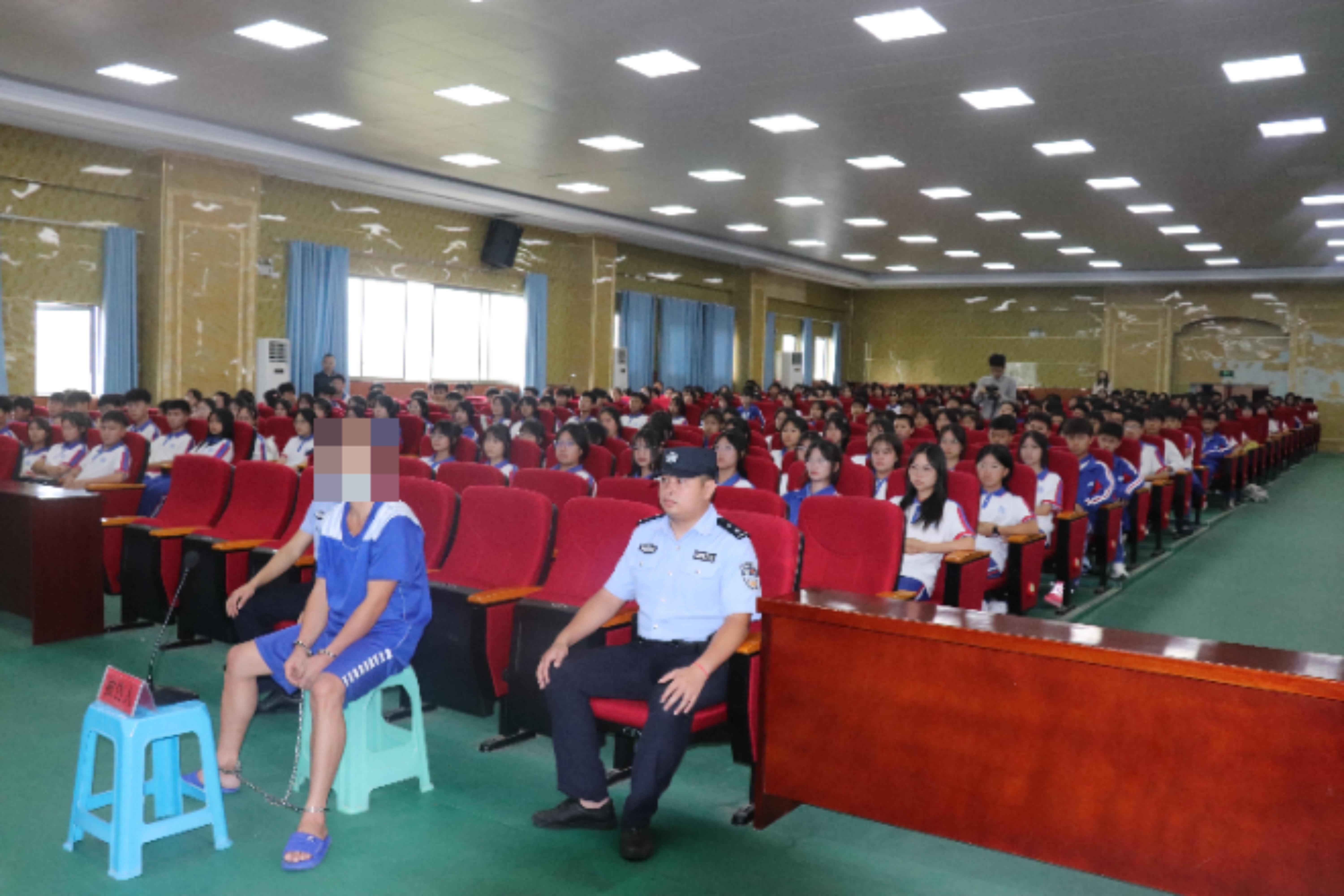 图2 庭审进校园活动现场.jpg