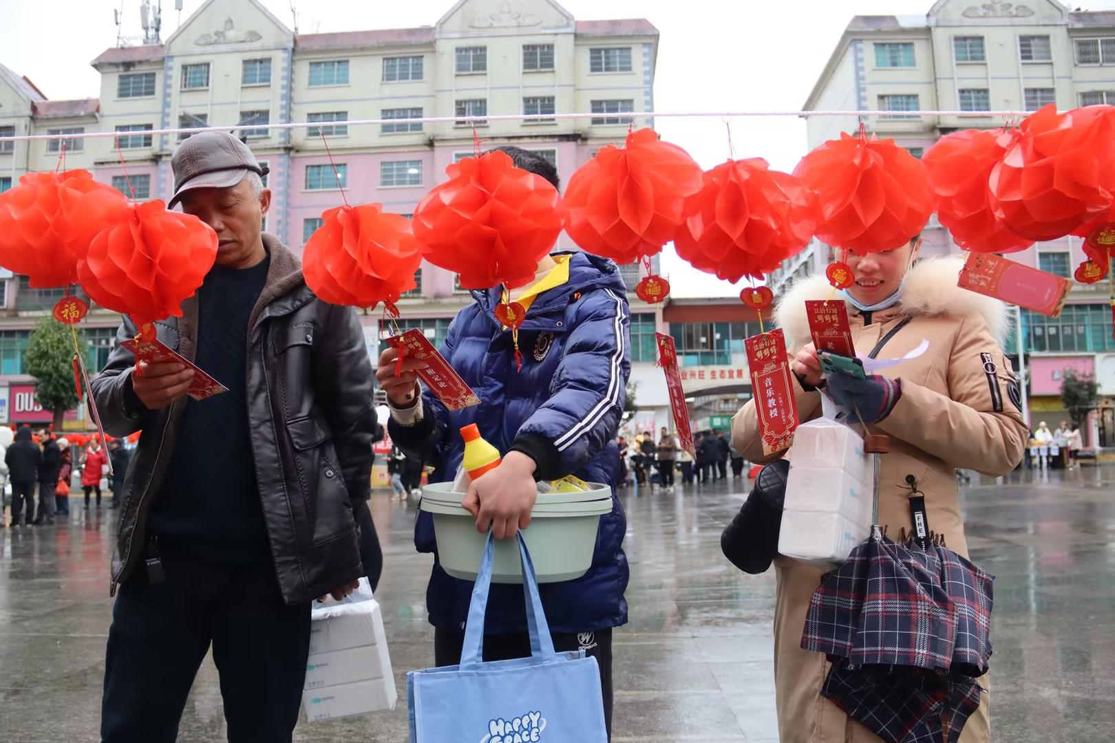 图3 市民参加普法宣传活动.jpg