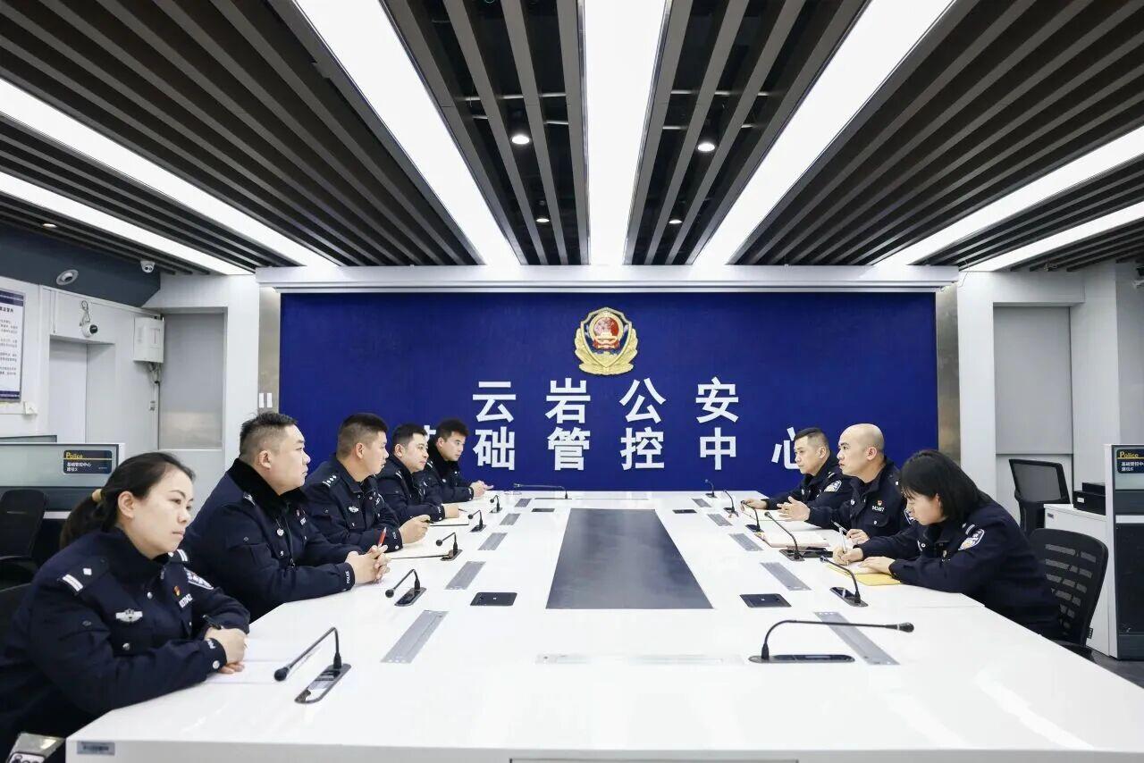 图1民警开展讨论.jpg