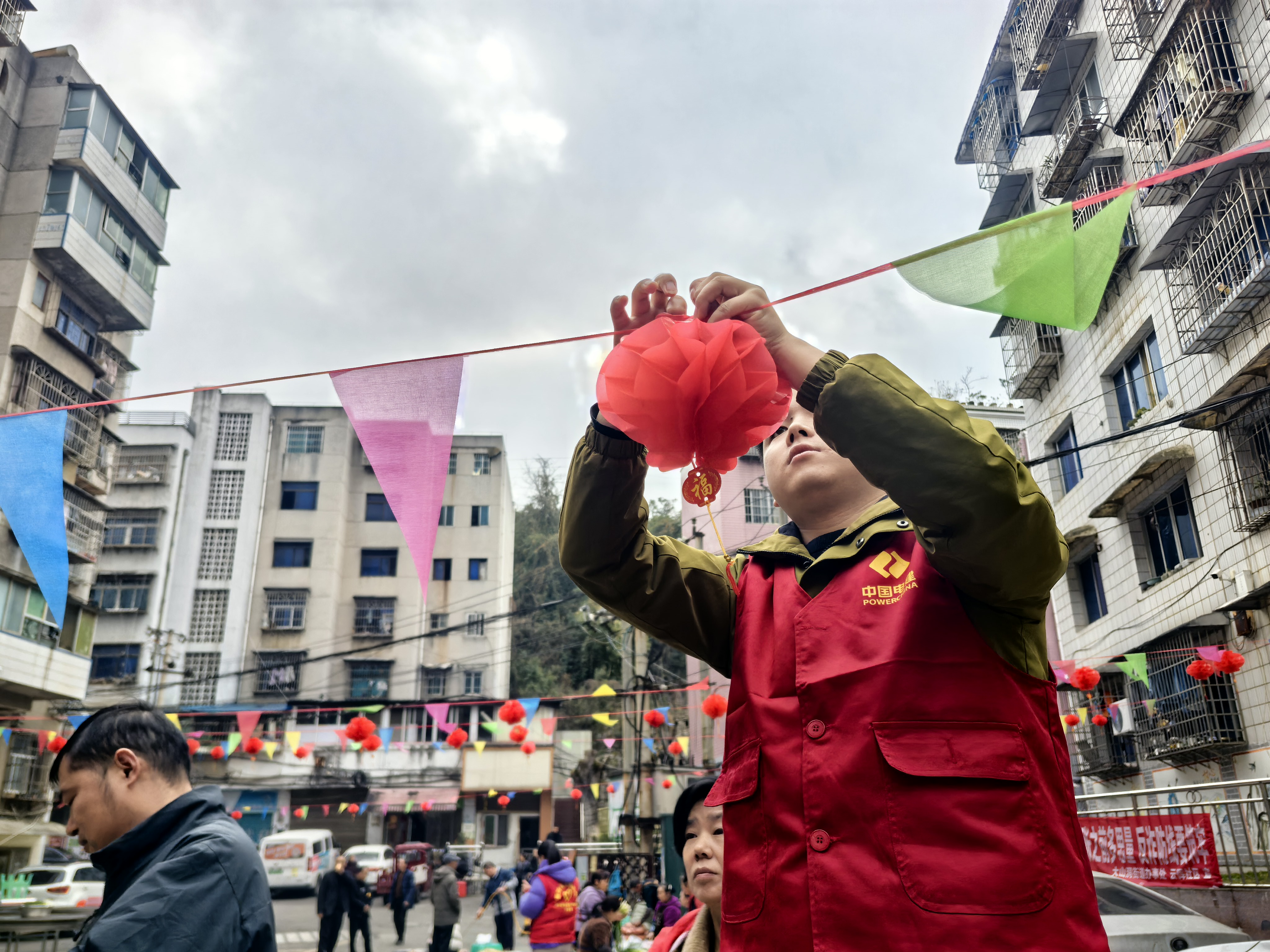 图1 中国电建工作人员布置活动场地 .png