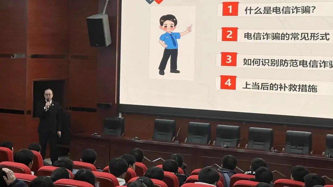 图2 法治课现场2.jpg