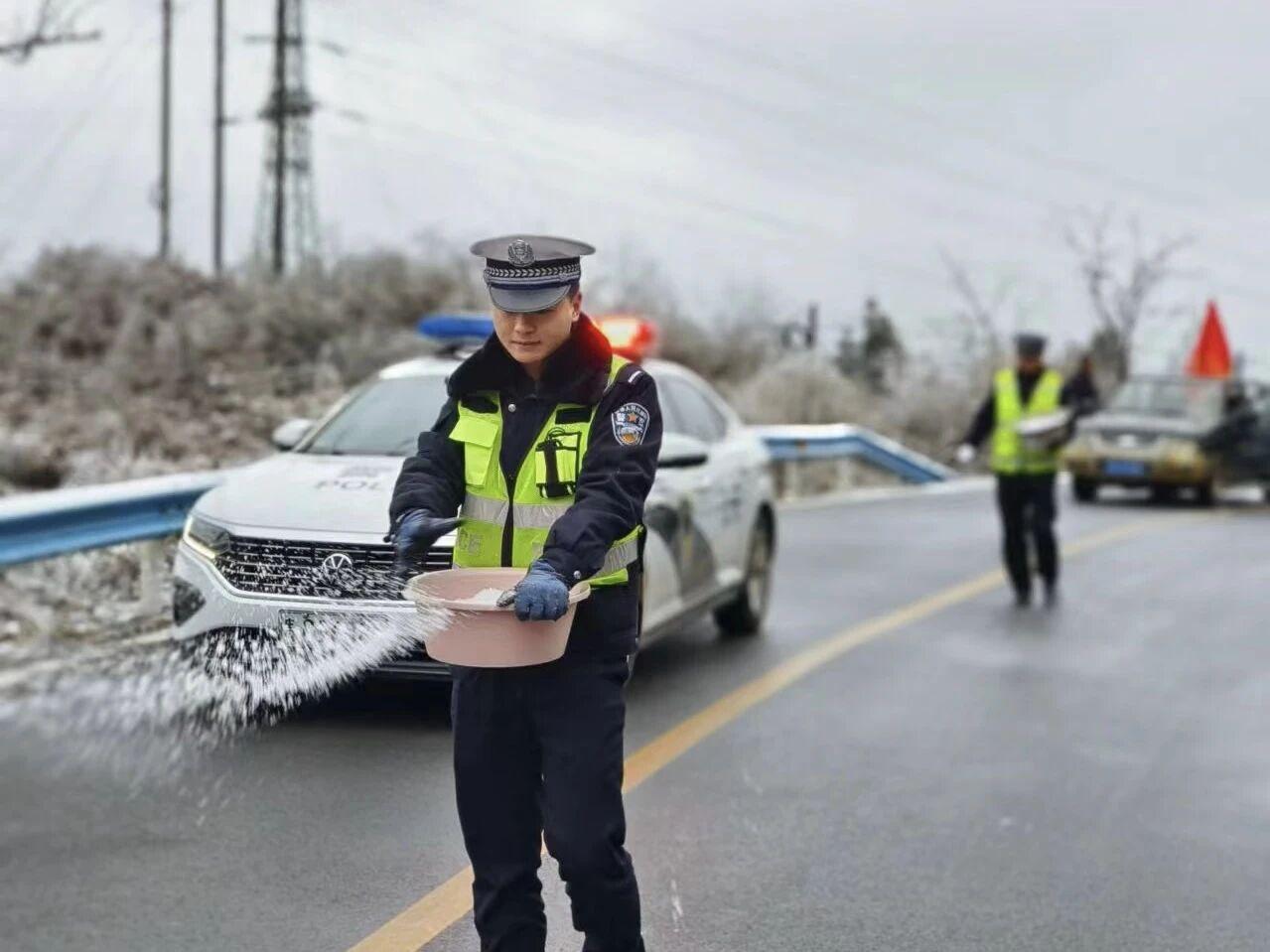 图1民警在辖区结冰路段开展撒盐除冰防冻工作。.jpg